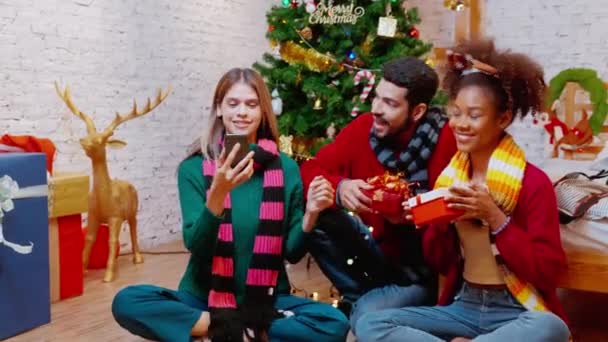 Група Молодих Друзів Відеодзвінки Захопленням Насолоджуватися Смартфоном Разом Різдво Чоловік — стокове відео