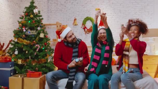 Bir Grup Mutlu Genç Arkadaş Geri Sayım Yapıyor Noel Arifesinde — Stok video