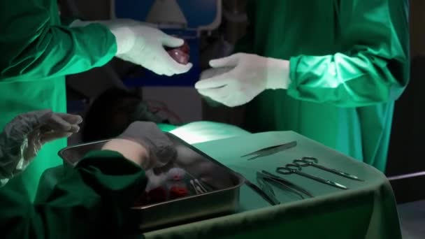Tim Bedah Spesialis Operasi Jantung Transplantasi Dengan Pasien Untuk Penyelamatan — Stok Video