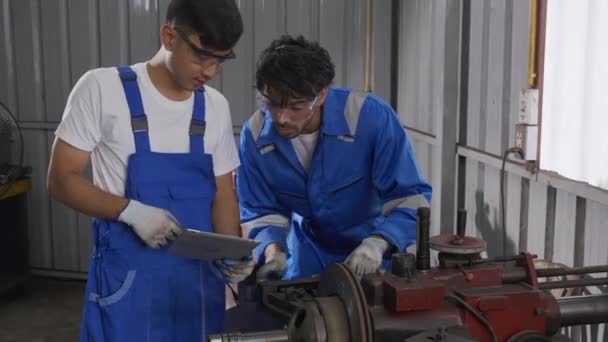 Formación Supervisor Con Hombre Joven Lijado Hierro Fábrica Industrial Trabajo — Vídeo de stock