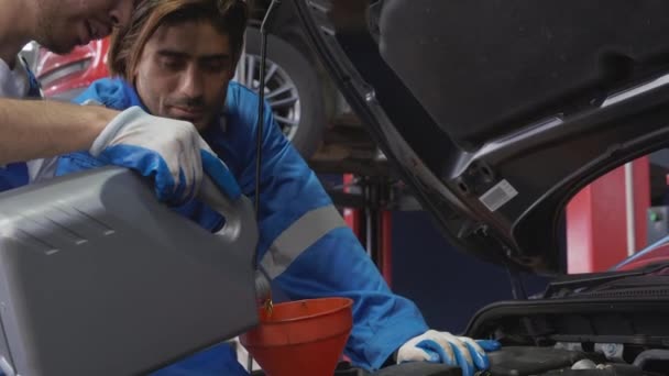 Крупным Планом Руки Механика Заливают Моторное Масло Двигатель Автомобиля Гараже — стоковое видео