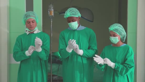 Lagläkare Eller Kirurg Som Bär Handske Förbereda Kirurgi Nödsituation Operationssalen — Stockvideo