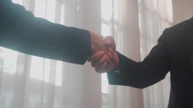 İş adamı ve kadının el sıkışın ve el sıkışın. Müzakere anlaşması başarıyla sonuçlanırken. İş adamı ve ortak el sıkışması..