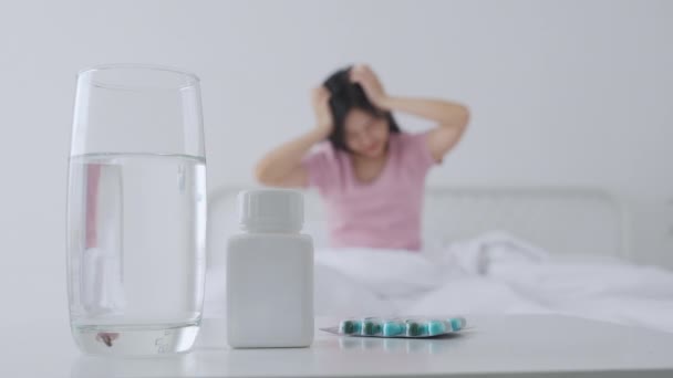 Jonge Aziatische Vrouw Zit Bed Pijn Hoofdpijn Terwijl Drugs Water — Stockvideo