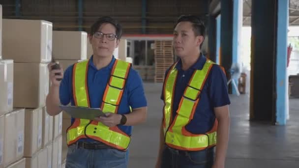 Young Man Wearing Vest Standing Talking Colleagues Shipping Warehouse Factory — Stock Video