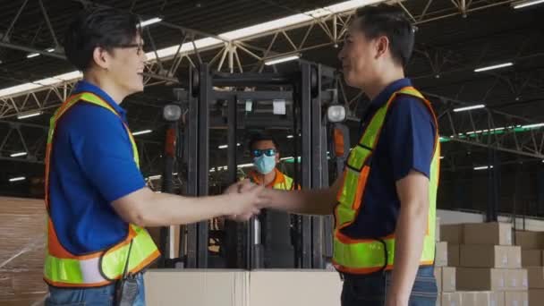 Mladý Asijský Muž Dělá Dohodu Potřesení Rukou Úspěchem Skladu Továrně — Stock video