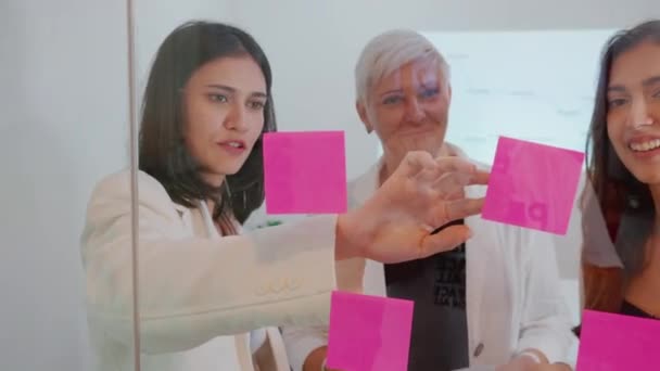 Gruppe Von Teamgeschäftsleuten Brainstorming Und Besprechung Zur Planung Mit Haftnotizen — Stockvideo