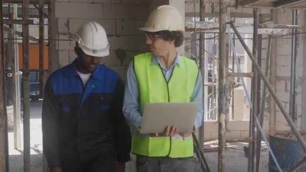 Csapatépítész Két Fiatalember Megvitatja Keresi Laptop Ellenőrzés Építési Terület Művezető — Stock videók