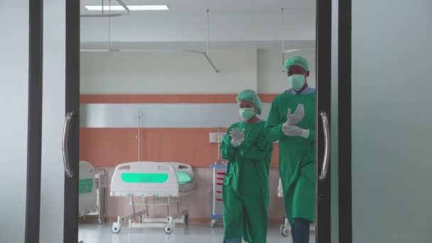 Χειρούργος Ομάδας Ομοιόμορφη Χειρουργική Επέμβαση Επιτυχίας Και Περπάτημα Βγαίνουν Από — Αρχείο Βίντεο