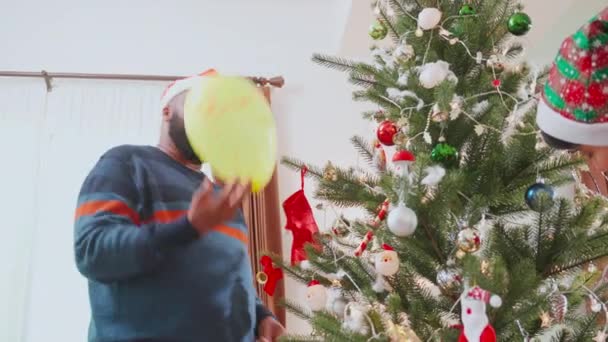 Gelukkig Gezin Met Vader Moeder Versieren Ornament Kerstboom Met Dochter — Stockvideo