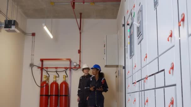 Electrical Young Woman Man Engineer Examining Maintenance Cabinet System Electric — 图库视频影像