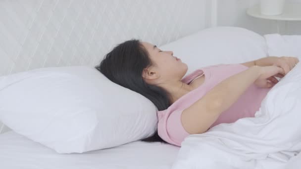 Linda Jovem Mulher Asiática Dormindo Cama Com Cabeça Travesseiro Conforto — Vídeo de Stock