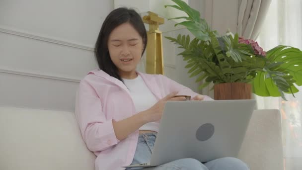 Wanita Pengusaha Muda Asia Menonton Film Horor Komputer Laptop Dengan — Stok Video