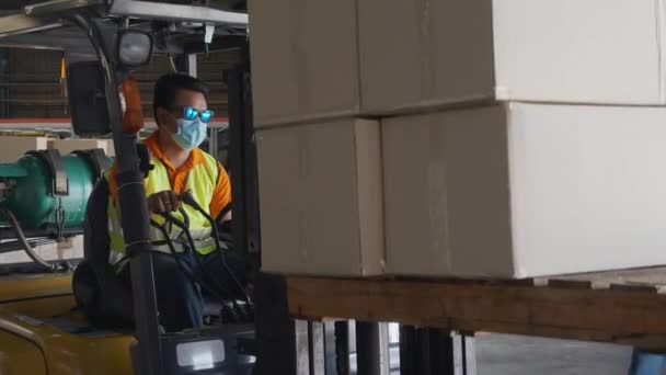 Ung Asiatisk Man Som Kör Truck Lift Box Eller Förpackning — Stockvideo