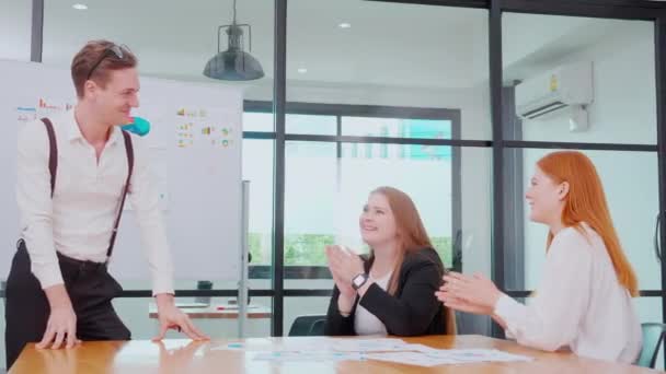 Group Team Geschäftsleute Treffen Marketing Über Finanzen Und Gewinn Während — Stockvideo