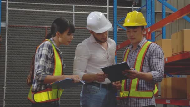 Group Team Engineer While Manager Talking Worker Looking Document Clipboard — Vídeos de Stock