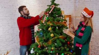 Mutlu genç çift Noel ağacının süsleme ve hazırlama süsü evde, erkek ve kadın dekorasyon festivali xmas ile heyecanlı, Noel ve yeni yıl ya da tatil konsepti.