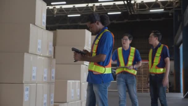 Młody Człowiek Noszący Kamizelkę Stojący Rozmawiający Kolegami Wysyłce Magazynu Fabryce — Wideo stockowe