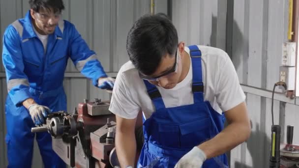Dos Hombres Jóvenes Lijando Hierro Hola Cinco Fábrica Industrial Trabajo — Vídeo de stock
