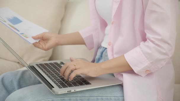Bliższe Ręce Kobiety Biznesu Pracującej Laptopie Poszukującej Wykresu Oraz Schematu — Wideo stockowe