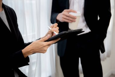 İş adamı ve kadının yakın çekim elleri, ofiste sosyal ağla dijital tablette pazarlama, pazarlama planlaması için yönetici veya yöneticiyle sekreter raporu hakkında konuşuyor..