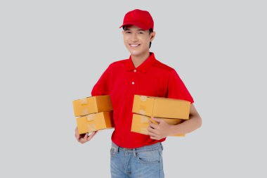 Üniformalı genç Asyalı adam, kırmızı ve kepli kutu destesi taşıyan, beyaz arka plan, kargo ya da paket taşıyan çalışan, kurye ve teslimat, ulaşım ve hizmet, lojistik ve kargo.