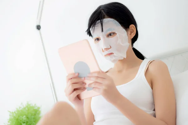 Wanita Asia Muda Yang Cantik Dengan Lembaran Masker Wajah Duduk — Stok Foto