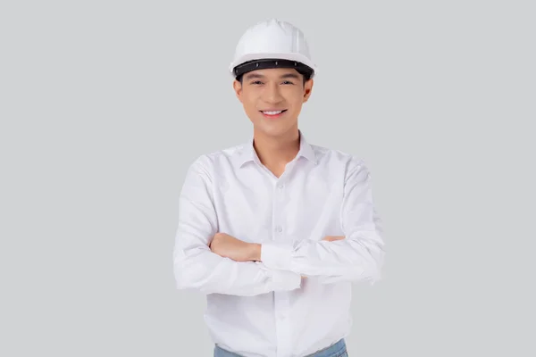 Портрет Молодой Азиат Человек Инженер Носить Шлем Стоя Улыбаясь Уверенностью — стоковое фото