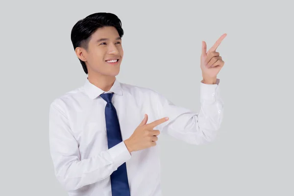 Portrét Mladý Asijský Podnikatel Ukazuje Prezentuje Izolované Bílém Pozadí Reklama — Stock fotografie