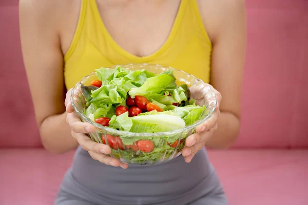 Mãos Fechadas Mulher Segurando Vegetais Salada Tigela Para Comer Alface — Fotografia de Stock