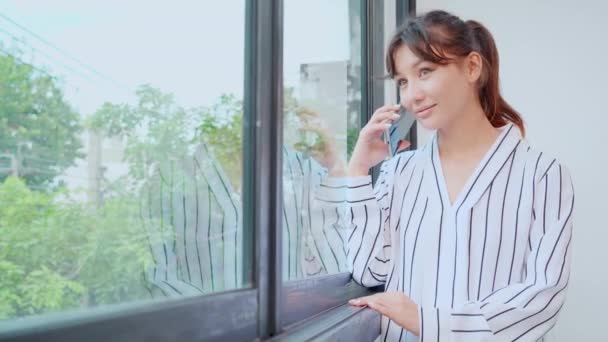 아름다운 코카서스 사업가 사무실에서 편안하게 스마트폰으로 이야기하고 비지니스 여성은 자신감 — 비디오