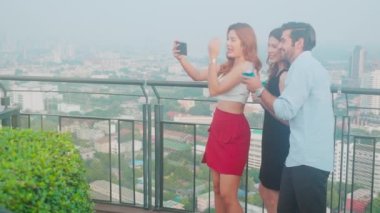 Grup arkadaşları restoranda kokteyl ve selfie içip birlikte kutlama yapıyorlar. Kadın ve erkek buluşması ve eğlenceli bir fotoğraf çekiyorlar. Hayat tarzı konsepti..