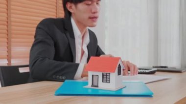 Menajeriyle ev satın alma sözleşmesi ve ipotek sözleşmesi hakkında konuşan genç bayan müşteri ve planlama için ofis, finans ve yatırım, iş konsepti.