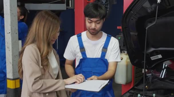 Жінка Клієнт Підписує Механік Дає Ключ Після Ремонту Автомобіля Гаражі — стокове відео