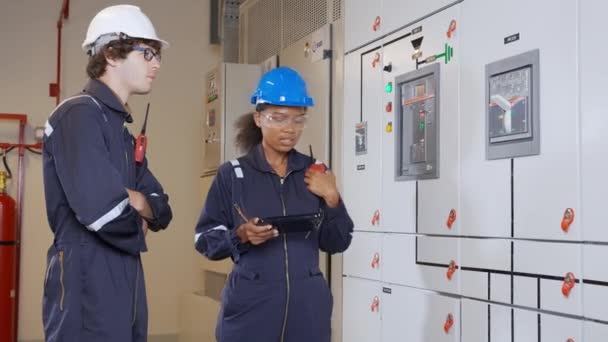 Electrical Young Woman Man Engineer Examining Maintenance Cabinet System Electric — Vídeo de Stock