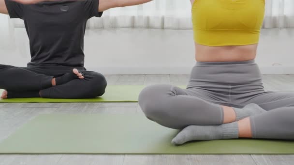 Manos Hombre Mujer Asiáticos Jóvenes Practicando Yoga Meditando Para Relajarse — Vídeos de Stock