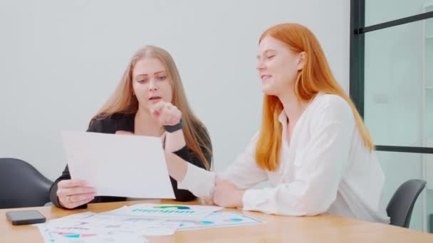 Adamı Ofiste Planlama Strateji Pazarlama Ekibiyle Buluşuyor Kadını Ortağı Grafik — Stok video