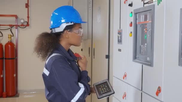 Электрическая Молодая Азиатская Женщина Инженер Осматривает Систему Шкафа Технического Обслуживания — стоковое видео