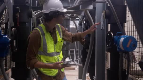 Genç Mühendis Boru Hattında Yürüyor Inceliyor Fabrikada Profesyonel Mekanik Veya — Stok video