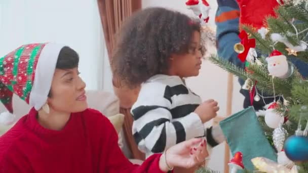 Boldog Család Apával Anyával Díszítő Dísz Karácsonyfa Lánya Együtt Otthon — Stock videók