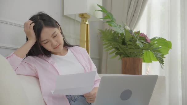 Jovem Asiática Estresse Mulher Sentado Sofá Leitura Documento Notificação Sobre — Vídeo de Stock