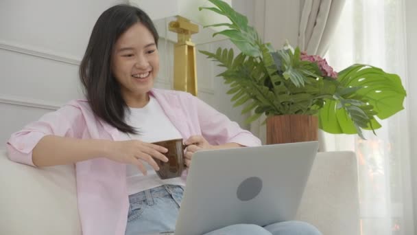 Young Asian Business Woman Work Home Laptop Computer Drinking Coffee — Stockvideo