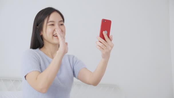友人とオンラインでビデオ会議のためのスマートフォンを使用して若いアジアの女性 スマートフォンでソーシャルネットワークとの会議のためのビデオ通話で働くビジネスマン ビジネスやコミュニケーションの概念 — ストック動画