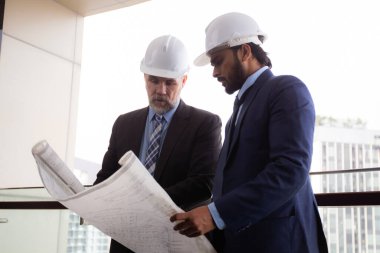 Kıdemli mimar müfettiş planlarını ve yapısını müteahhitle birlikte kontrol eder ve müteahhit, yönetici ve denetleyici veya mühendis planlama projesi, endüstri ve inşaat konseptinde birlikte konuşur..