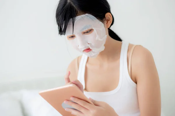 Wanita Asia Muda Yang Cantik Dengan Lembaran Masker Wajah Duduk — Stok Foto