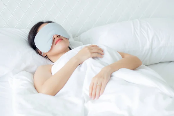 カバー目を身に着けている美しい若いアジアの女性と枕の快適さと幸福の上に頭とベッドの上で寝て自宅でベッドルーム 健康のためのリラックスとレジャーを持つ女の子 ライフスタイルの概念 — ストック写真