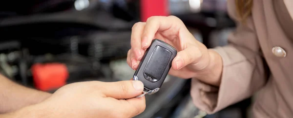 Closeup Hands Mechanic Giving Key Customer Repair Car Garage Auto — Stockfoto