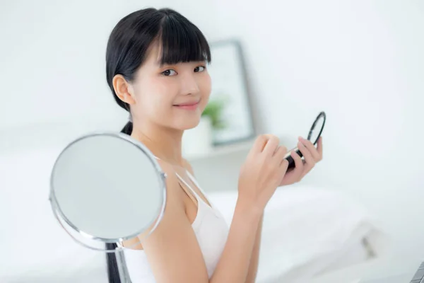 Beauty Young Asian Woman Learning Makeup Powder Puff Cheek Watching — Foto Stock