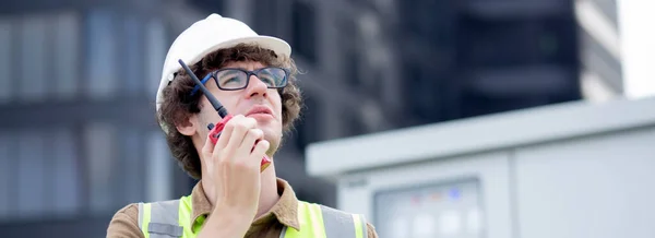 Young Caucasian Man Using Radio Conversation Inspecting While Building Tower — Fotografia de Stock