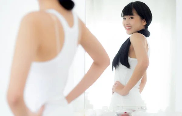 美しい若いアジアの女性は家で腹の図と鏡の中で体を見て 美しさの女の子の形は 体重減少 腹部と腰のセクシーな完璧な 体重減少と食事 ライフスタイルの概念に適合します — ストック写真
